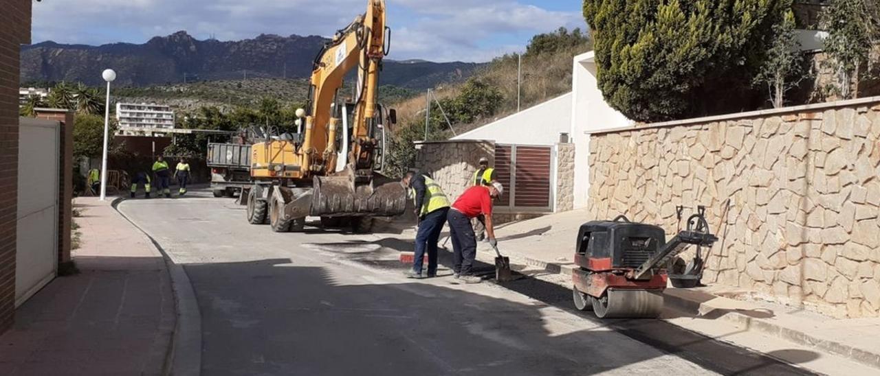 Operarios asfaltan el tramo de vial que levantaron para cambiar la tubería en la urbanización Torre Bellver de Orpesa.