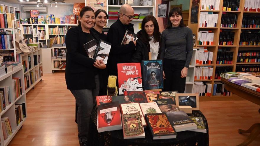Ledicia Costa y Jorge Volpi visitaron ayer varias librerías de la ciudad.