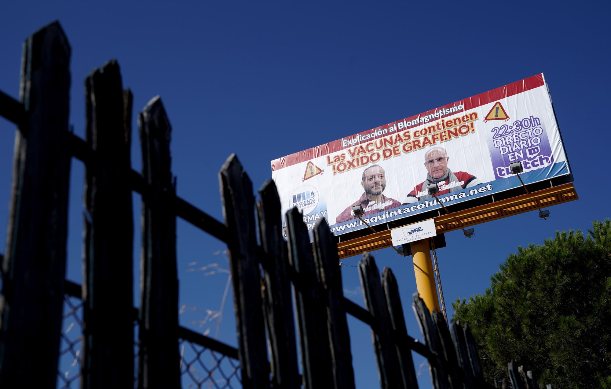 Cartel antivacunas en la carretera A-6 FOTO JOSÉ LUIS ROCA