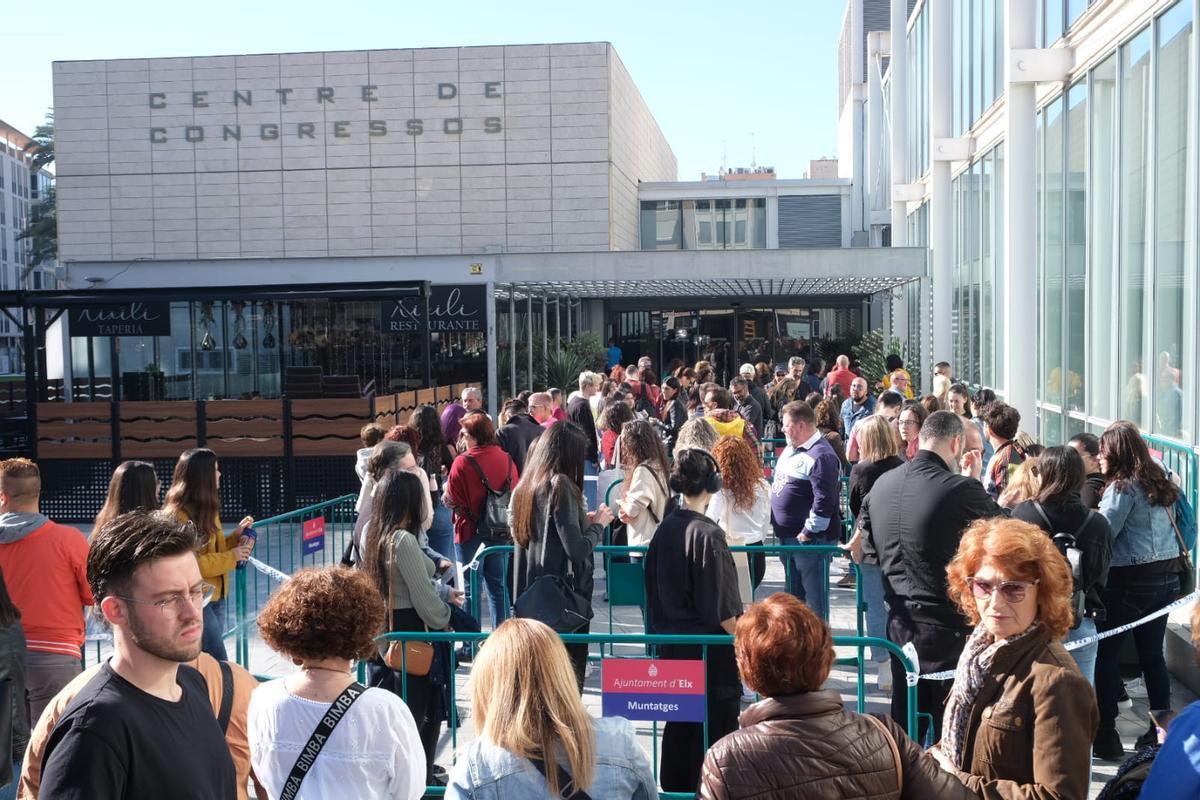 Personas congregadas en el Centro de Congresos que buscan una oportunidad en el cine o la televisión.