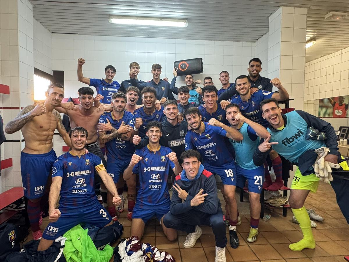 Los futbolistas del Poblense celebran su victoria en el último partido de Liga.