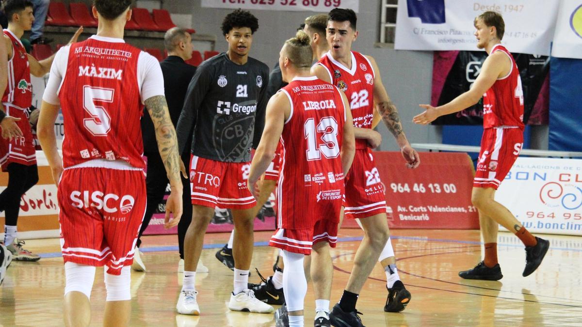 Los jugadores del Benicarló celebran el triunfo en Mollet.