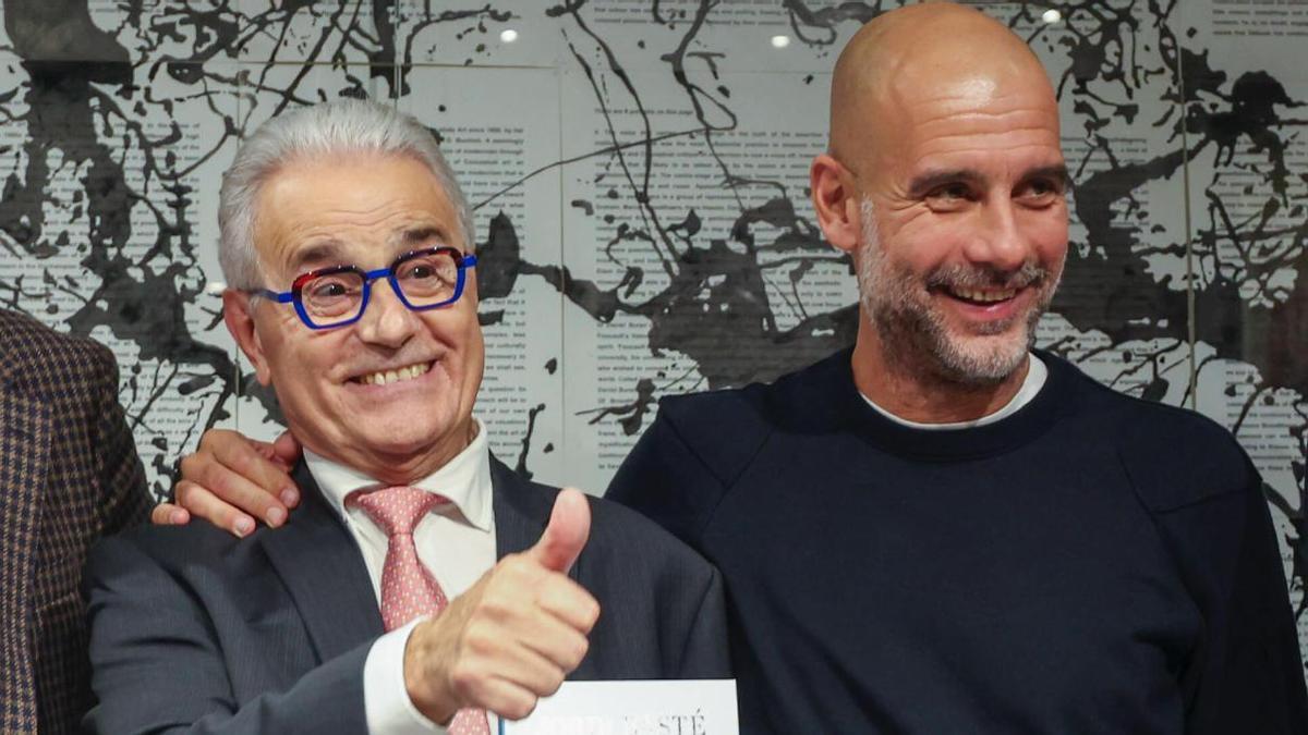 El doctor Cugat sonríe junto a Pep Guardiola en la presentación del libro ‘El noi amb una maleta i un somni’