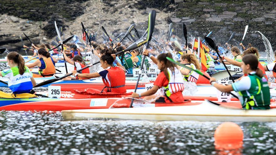 Primera concentración de palistas infantiles, chicos y chicas, del nuevo curso, en Trasona (Corvera)