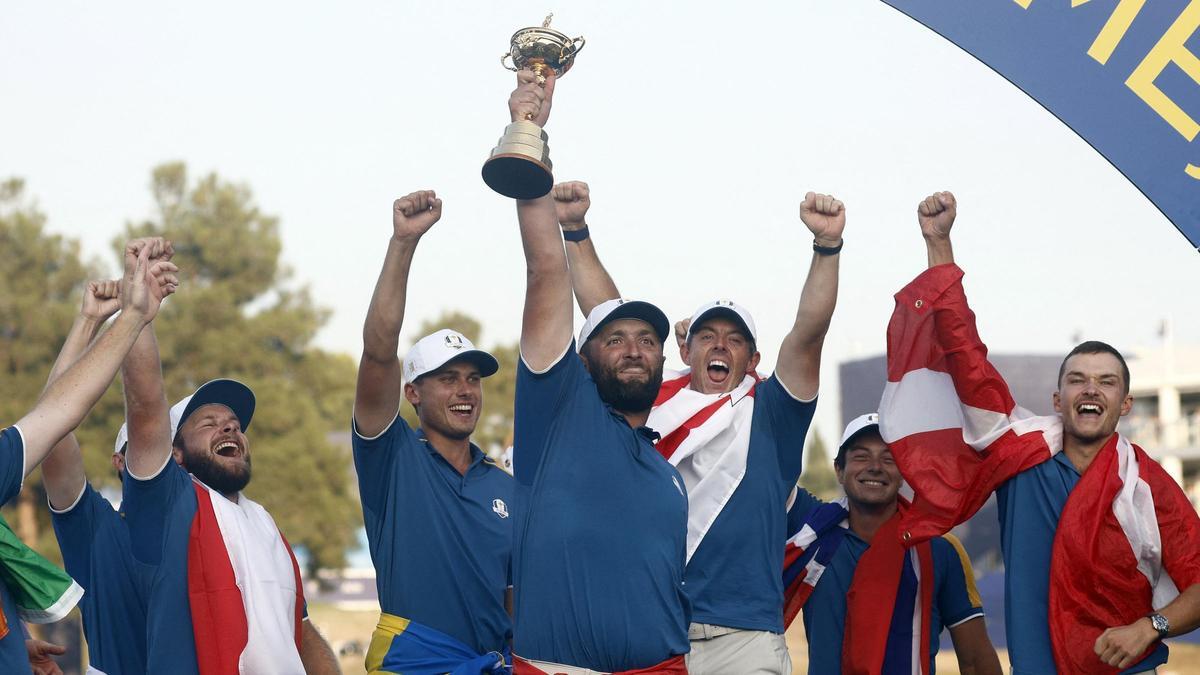 Jon Rahm exhibe el trofeo de campeón de la Ryder Cup. Jon Rahm exhibe el trofeo de campeón de la Ryder Cup.