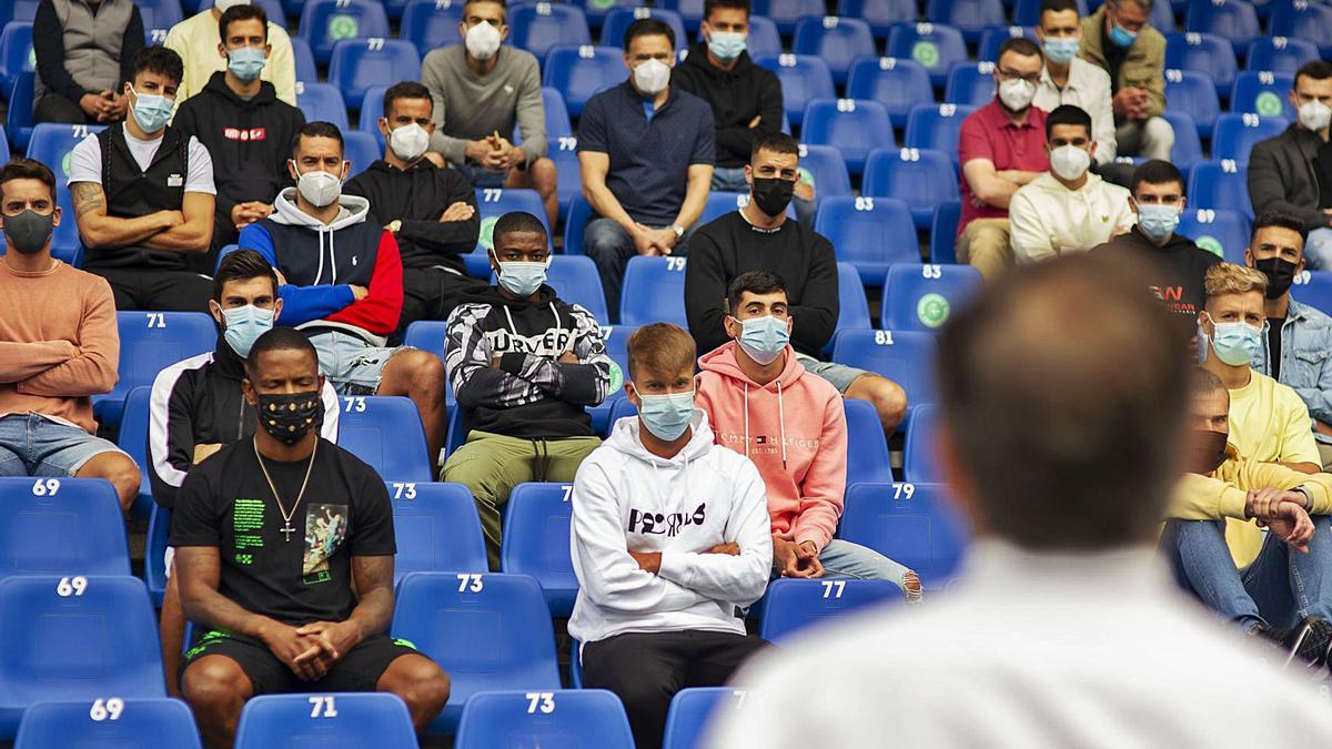 Los futbolistas del Deportivo atienden a las explicaciones del doctor Carlos Lariño, ayer en Riazor, antes de los exámenes médicos. |  // RCD