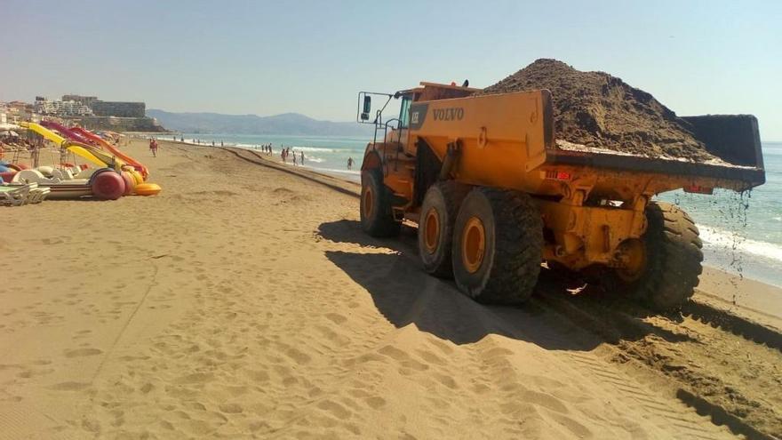 Maquinaria pesada para tener lista la playa para el inicio del verano en La Carihuela.