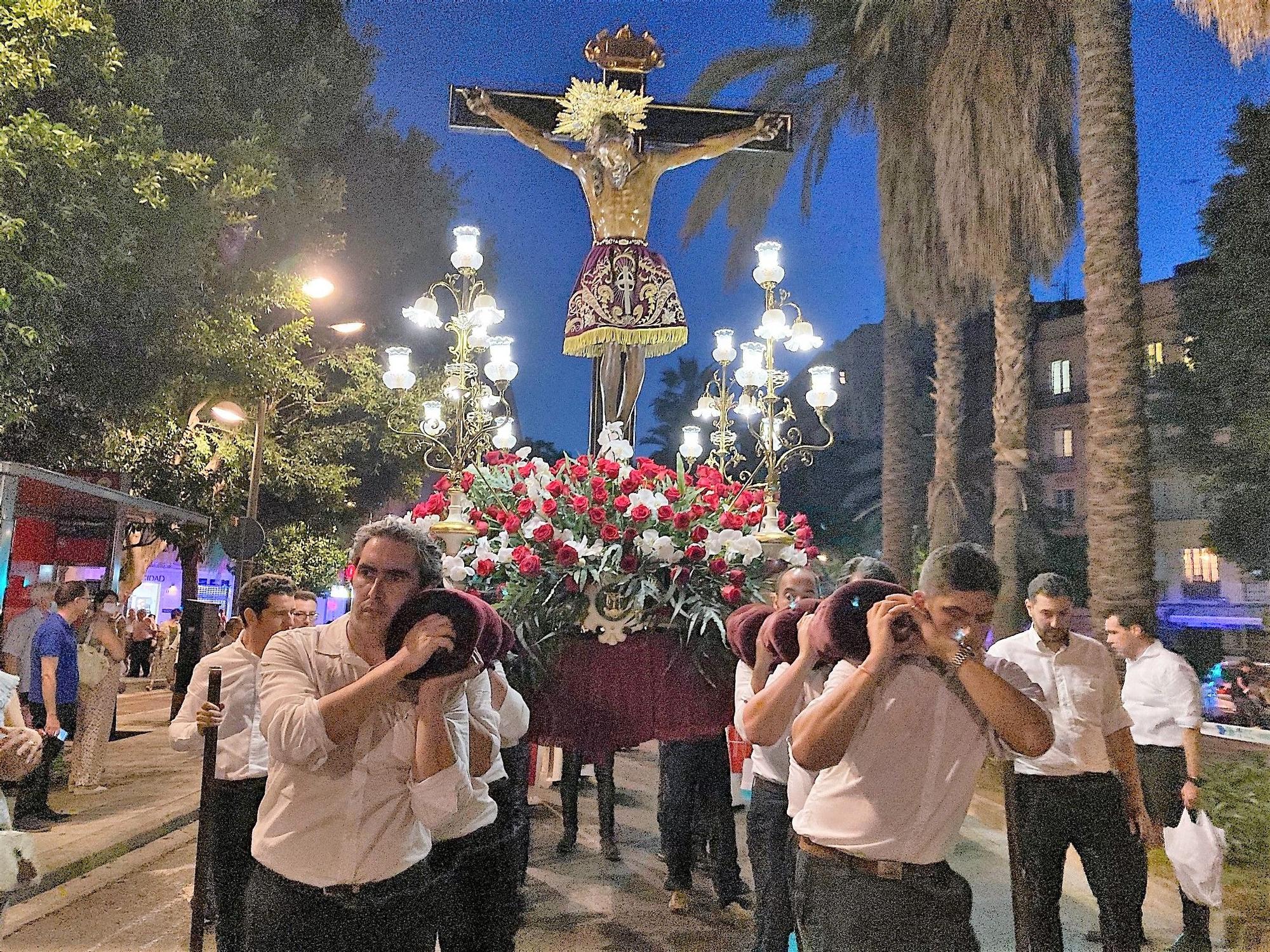 Carmen, Nerea, las cortes y las fallas de Zaidía acompañan al Cristo de la Fe