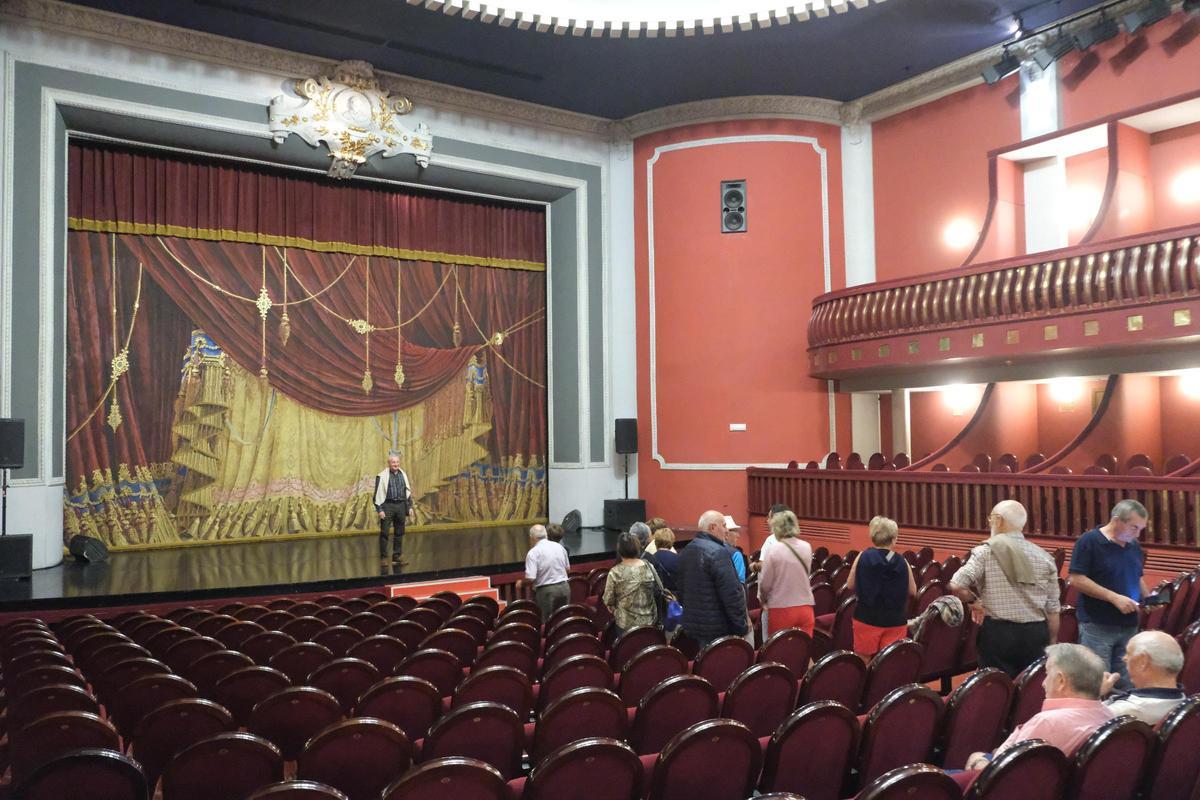 Turistas gallegos en el interior del teatro Castelar de Elda.