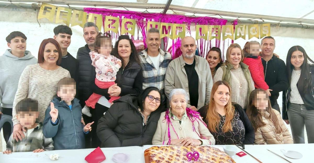 ‘Angelita’ García Rey, rodeada de los suyos, en su 99 cumpleaños.