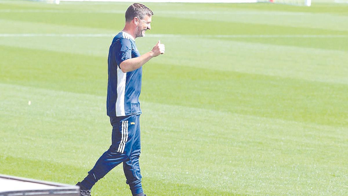 Luis Carrión, entrenador del FC Cartagena, en un entrenamiento