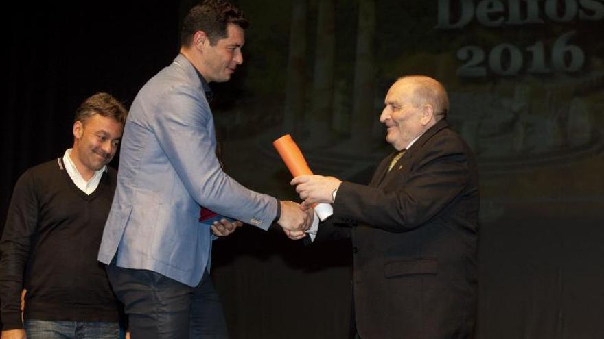 Juan León Quirós, en una gala de los premios “Delfos”, entregando un galardón al jugador de balonmano Alberto Entrerríos.