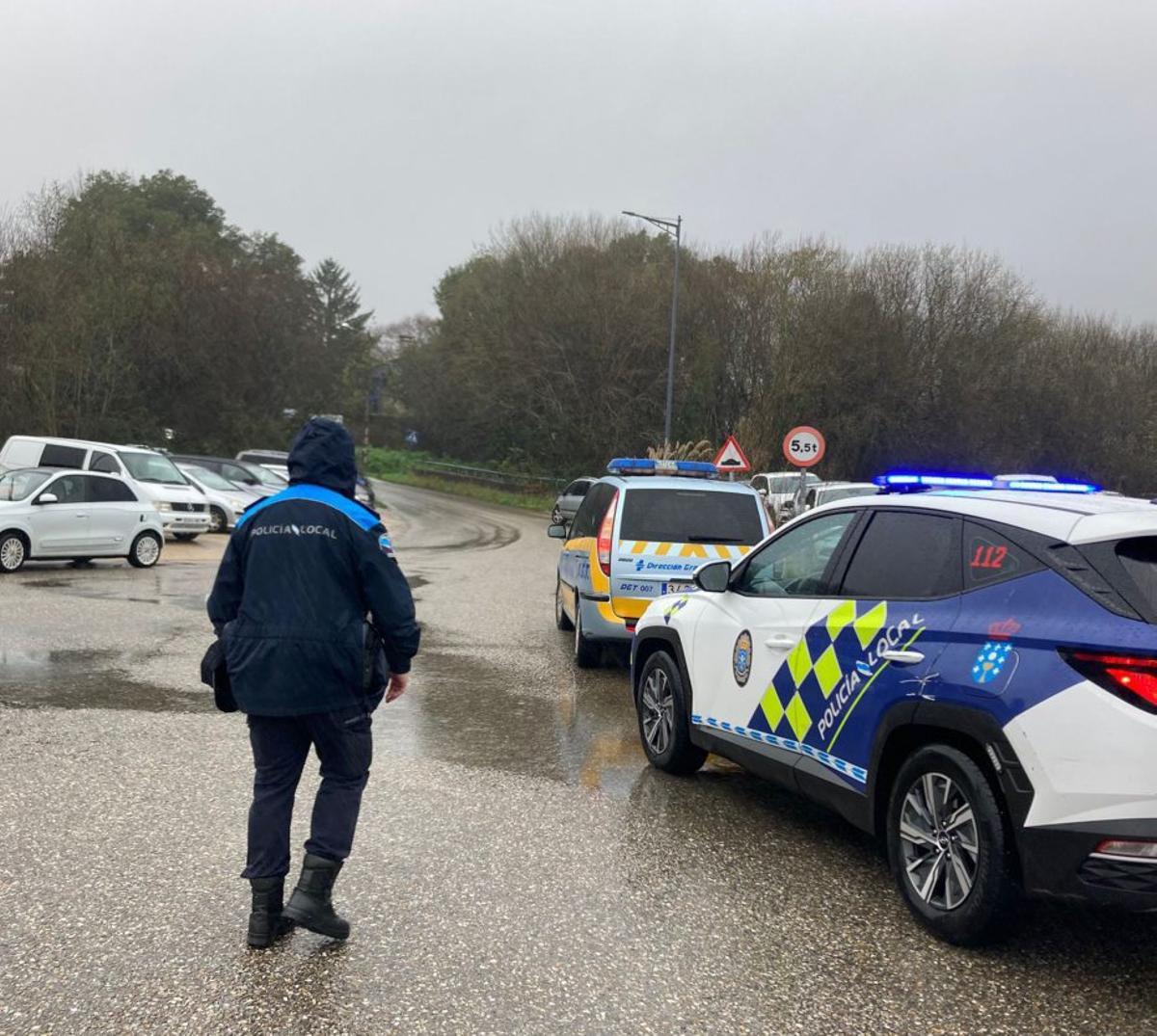 El coche-radar de la DGT, en Porto do Molle, delante del coche patrulla de la Policía Local de Nigrán. |