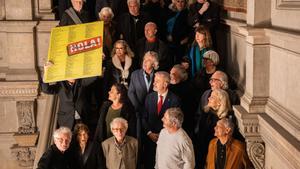 Barcelona. 04/12/2024. Cultura. El ayuntamiento de Barcelona homenajea a personalidades importantes de la cultura barcelonesa de los años 80 en un acto presidido por Jaume Collboni y con la presencia de la fotógrafa Maria Espeus. AUTOR: Marc Asensio Barcelona, Catalunya, España, Jaume Collboni, cultura barcelonesa, cultura, Maria Espeus, fotógrafa, Ajuntament de Barcelona, ayuntamiento, institución, homenaje, personalidades, Jaume Collboni, Saló de Cent