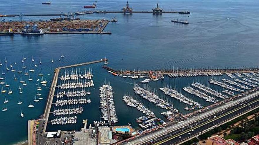 Vista aérea del Muelle Deportivo, con la dársena de abrigo a la derecha.