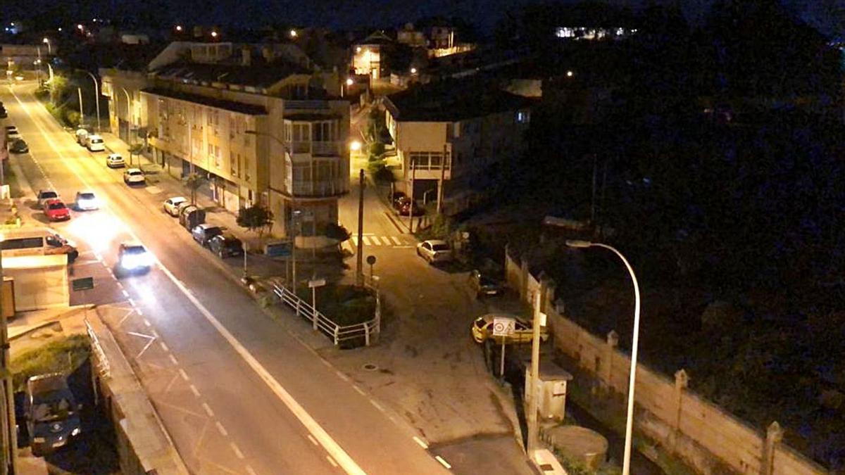 Imagen de madrugada de las avenidas de Ourense y Castroviejo con el Camiño Vello de Rodeira.   | // S.Á.