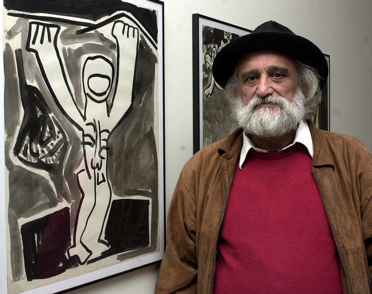 MANUEL CALVO, PINTOR, JUNTO A UNA DE LAS OBRAS QUE EXPONE, EN EL CAMCO, DENTRO DE LA MUESTRA COLECTIVA " HAY UNA LUZ EN ASTURIAS "