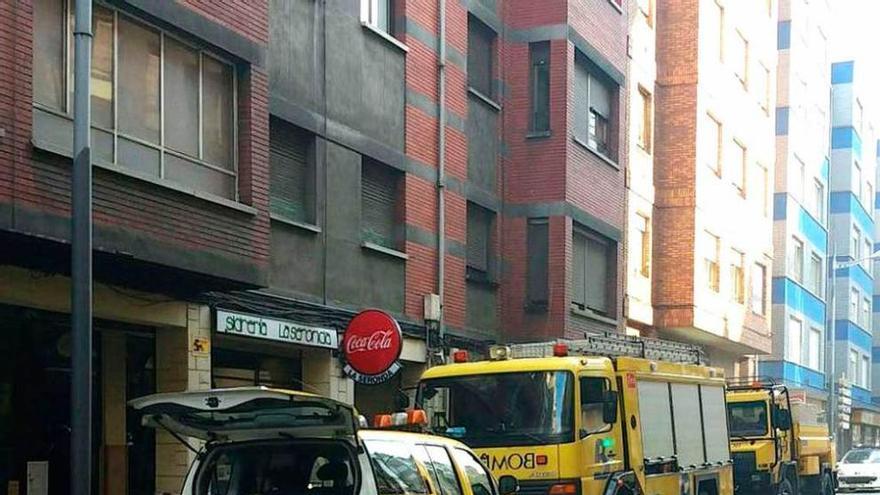 Los Bomberos sofocan un incendio en un pub del centro de Mieres