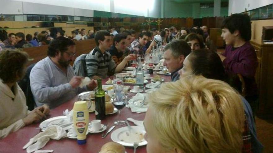 Cabaleiros de Lalín y moteros comparten cena en el Pontiñas