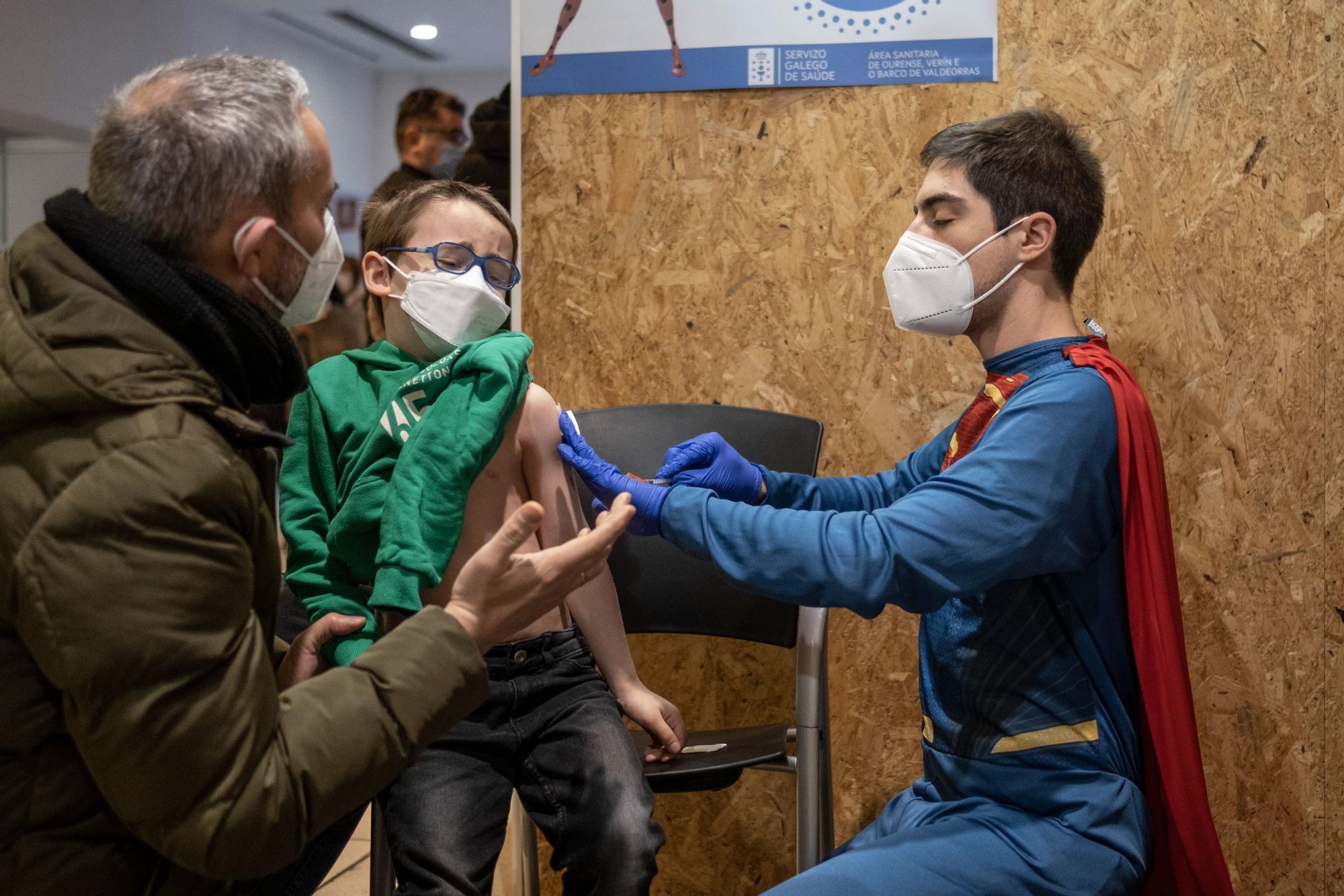 Los superhéroes cumplen su 'misión vacuna' en Ourense