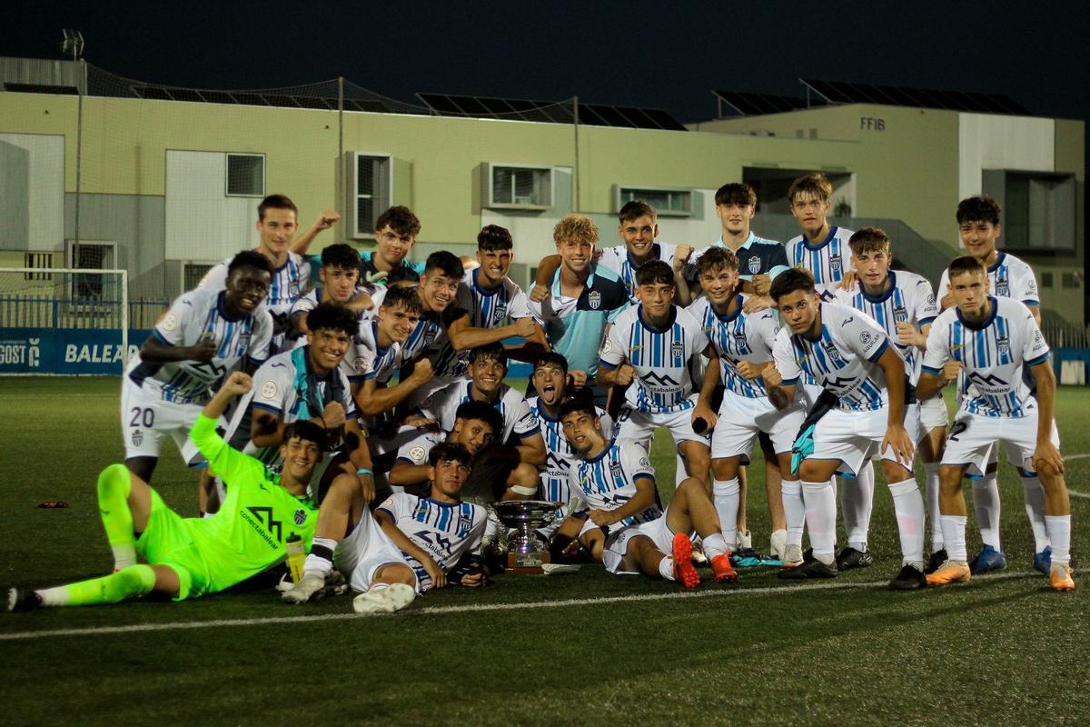 fútbol. Los juveniles del Atlético Baleares posan con el trofeo Jaume Planes