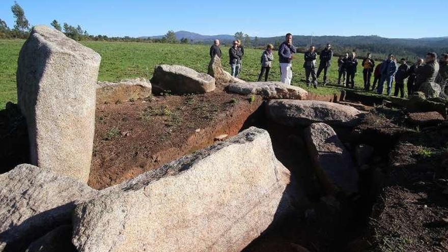 Los Pendellos de Agolada  |  El recinto ferial de Agolada del siglo XVIII figura en el listado de los valores culturales y patrimoniales del área paisajística de Galicia Central. El catálogo los define como &quot;el mejor ejemplo a nivel gallego de estas construcciones de feria tradicional&quot;. De Agolada también menciona los efectos que tuvo sobre el paisaje la cantera de A Costa, igual que Carrio y Meixomín, en Lalín.