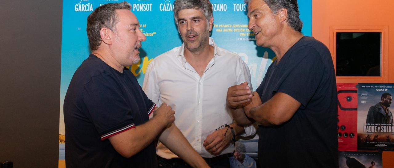 Roger Corbi, productor de la película 'Esperando a Dalí', con Albert Adrià y el chef Carles Abellán
