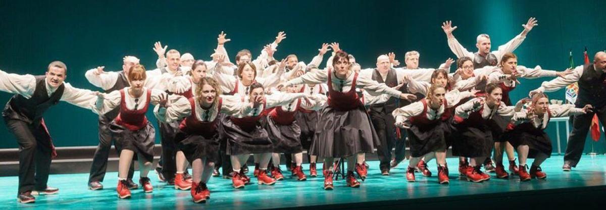 Nuria Lorenzo y su coro Gli Appassionati, en una actuación.