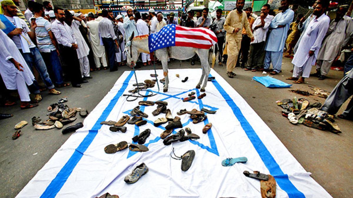 Membres de diverses organitzacions no governamentals reunits per protestar contra Israel i els seus aliats per l’assalt al vaixell turc amb destinació a Gaza.