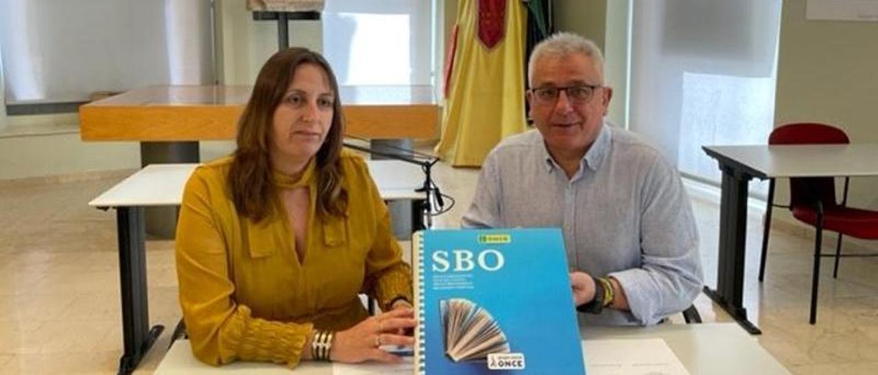 Estela Medina y Antonio Manresa, con el libro en braille