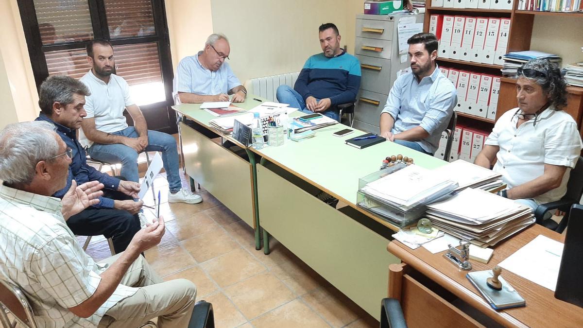 Directivos del PSOE y de la UGT reunidos en Tapioles con alcaldes y concejales terracampinos.