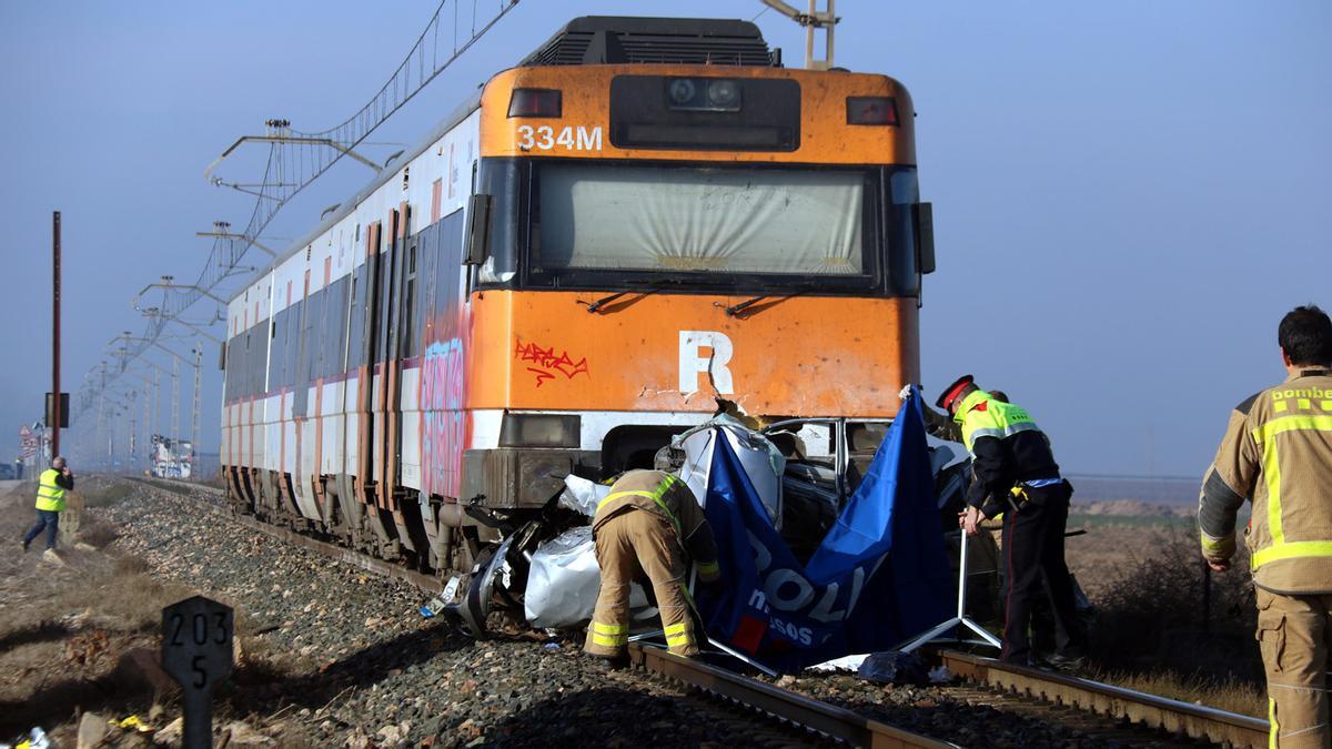 Choque entre un turismo y un tren del la línea  R12 en el término de Fondarella