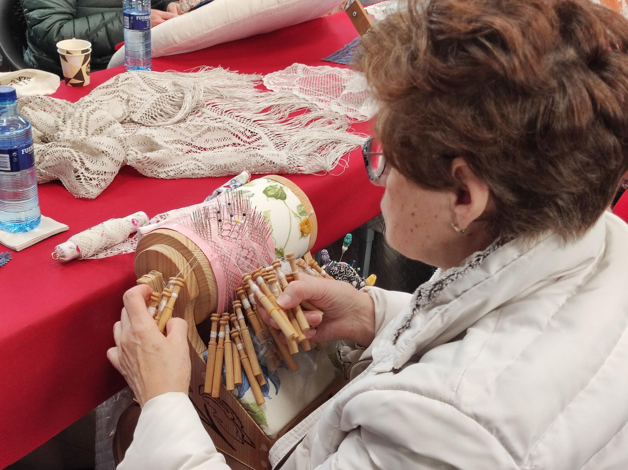 Una mujer trabajando en el encuentro.