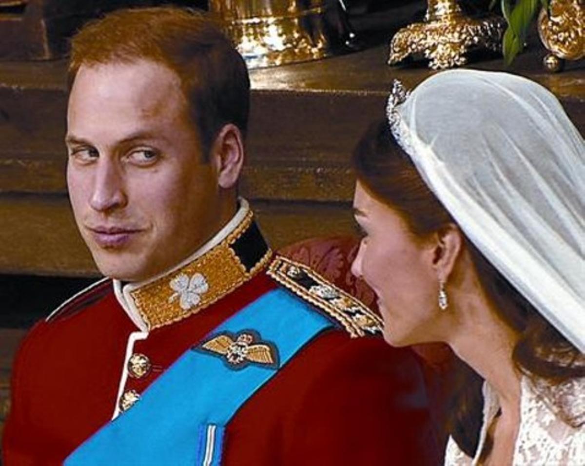 El príncep Guillem somriu a la seva flamant esposa, Caterina.