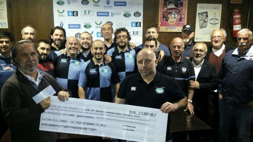 Los veteranos del CRAT entregan el cheque con la recaudación a Jesús Collar, tesorero del club.