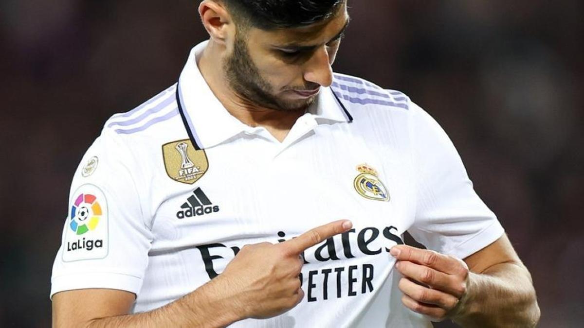 Marco Asensio señalándose el escudo del Real Madrid