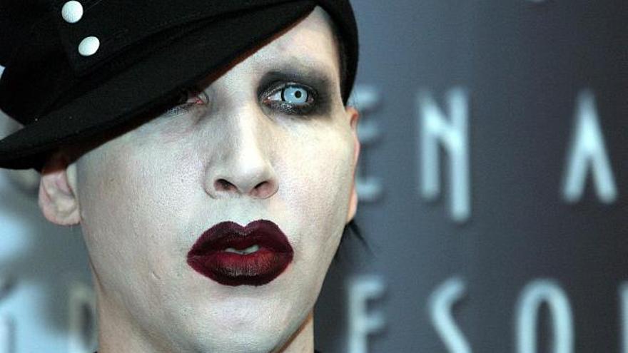 Imagen de archivo de Marilyn Manson, el cantante con pupilas lentillosas cada una de un color, rostro mortecino y labios de carmín, cumple hoy 40 años soplando las velas del nihilismo y las fuerzas oscuras.