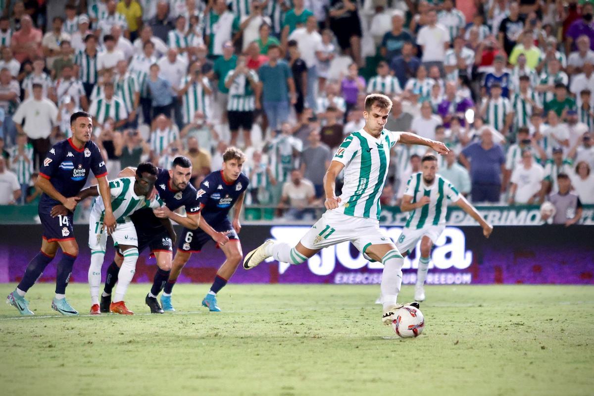 Yoldi ajusticia al Deportivo en El Arcángel anotando el penalti que significó el 2-0.