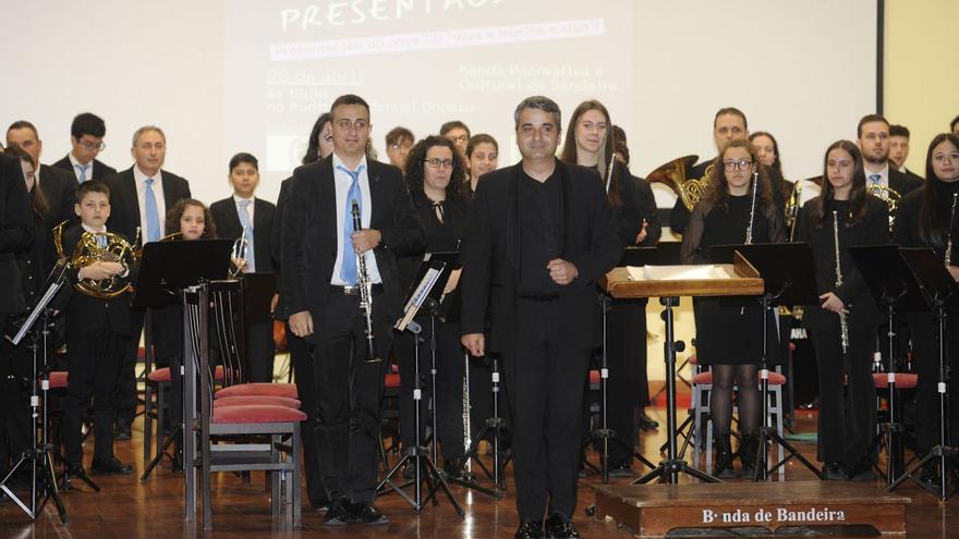 Braulio Cao, en primeiro termo, xunto a membros da Banda de Bandeira, ao comezo do concerto.