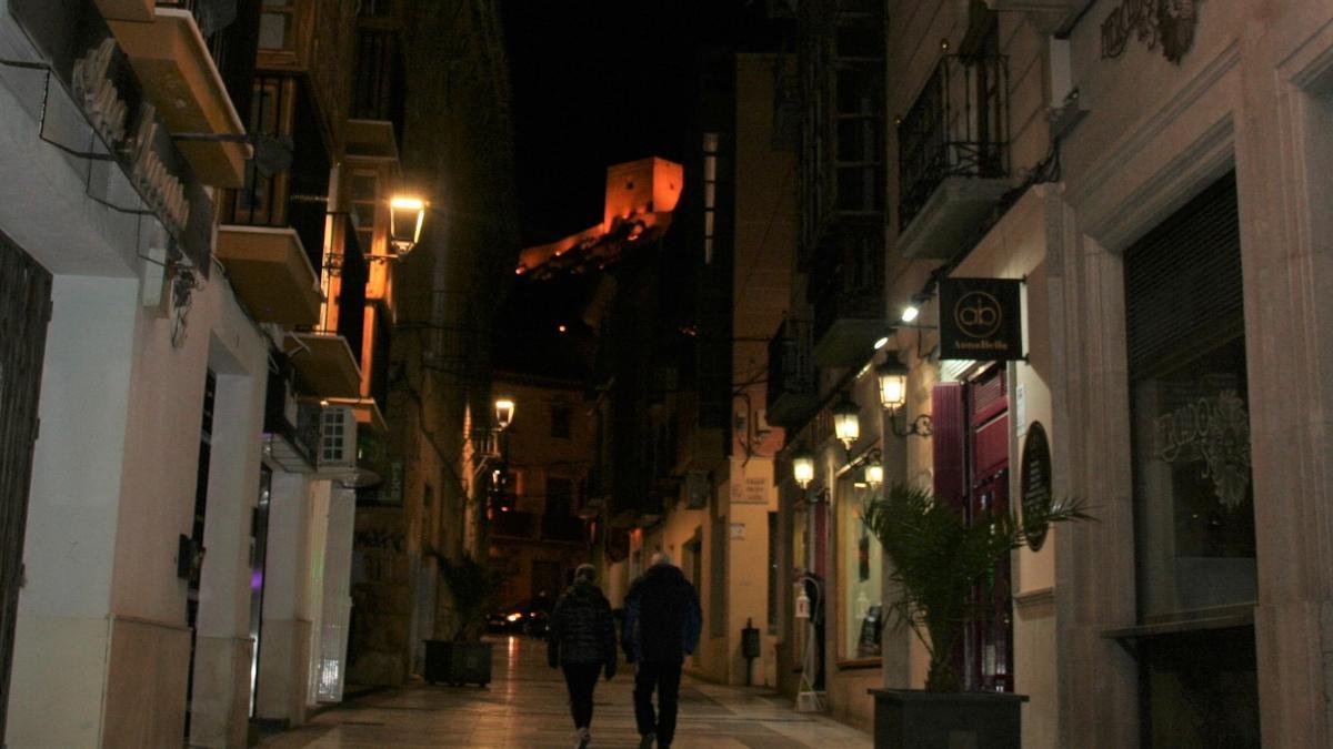 Vista de la Torre Alfonsina del Castillo desde la calle Pío XII, iluminada, antes de que se produjera el ‘apagón’.