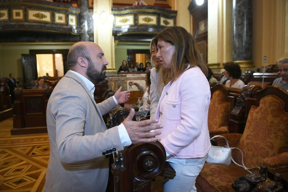 La alcaldesa cobrará 69.218 euros brutos anuales y los concejales, 59.582 euros, un incremento de casi 30.000 euros con respecto al salario que marcó Marea Atlántica para el exregidor Xulio Ferreiro.