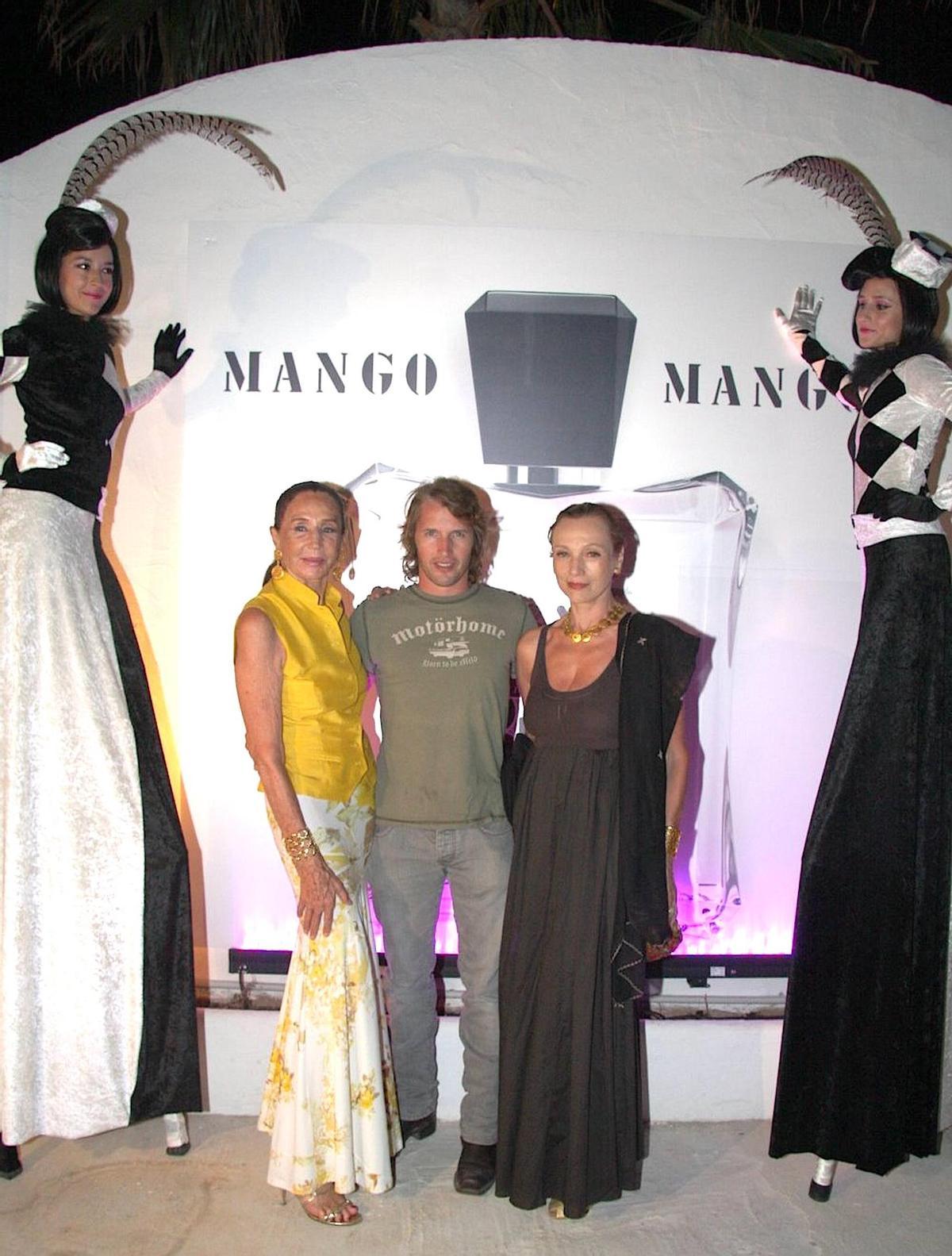 La condesa de Ribes, con James Blunt y la princesa d'Arenberg en la presentación de una colonia de Mango en Ibiza