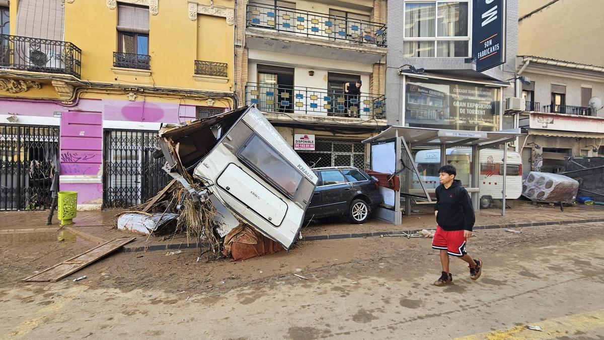 Coches amontonados en una calle llena de fango de Benetússer.