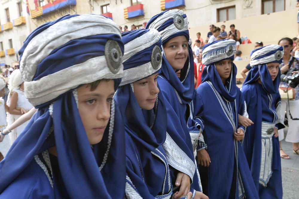 Los Moros y Cristianos reúnen a 350 niños en un desfile por las calles de Elche y la Gestora de Festejos Populares celebra una fiesta infantil en el Paseo de la Estación