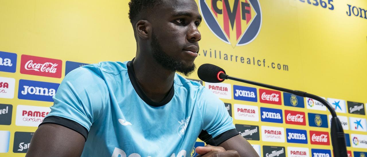 Boulaye Dia, durante la presentación oficial como jugador del Villarreal CF.