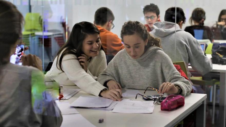 Alumnos en el Campus de Alcoy de la UPV.