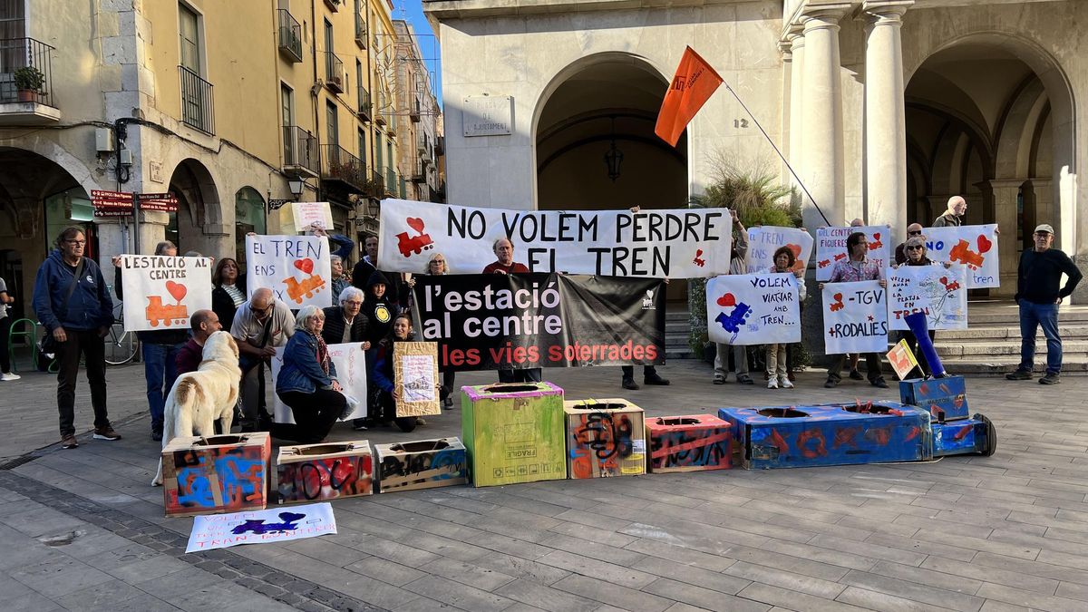 Defensem el tren de l'Empordà, en l'acte davant l'Ajuntament de Figueres. | ARIADNA RECHE