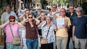 Vecinos de Enric Granados y otras calles de l’Esquerra de l’Eixample escenifican el gesto que han popularizado contra el ruido nocturno.