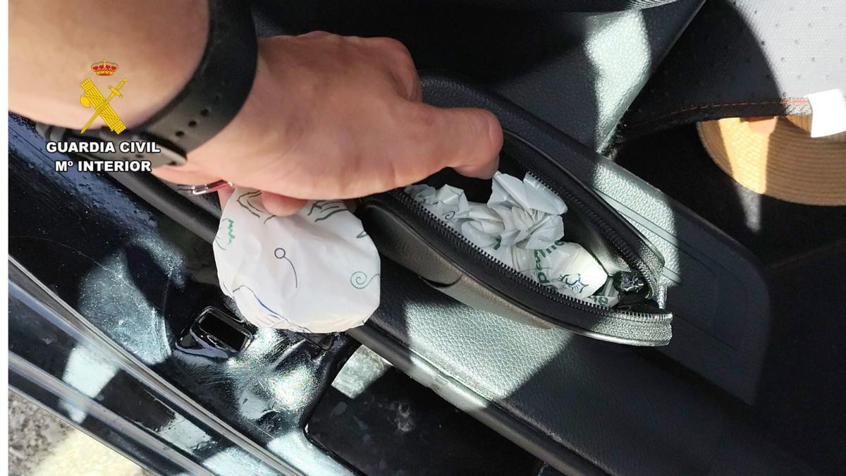 Las sustancias incautadas en el coche del detenido.