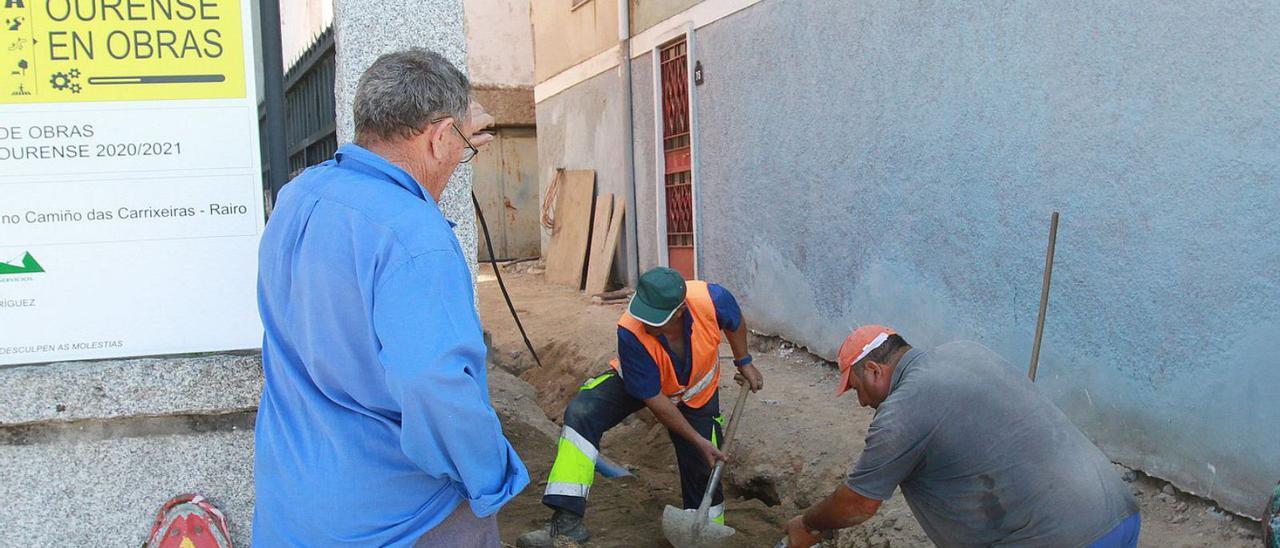 Una obra de retirada de tuberías de fibrocemento en el rural de Ourense. |   // IÑAKI OSORIO